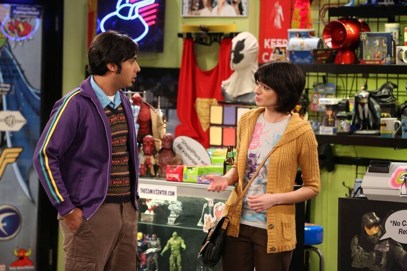 Während die Jungs einen perfekten Valentinstag für ihre Frauen planen, lernt Raj (Kunal Nayyar, l.) im Comicladen Lucy (Kate Micucci, r.) kennen … – Bild: © Warner Bros. Television