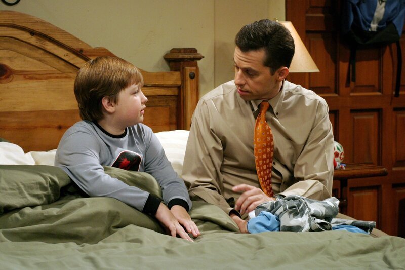 Alan (Jon Cryer, r.) versucht seinem Sohn Jake (Angus T. Jones, l.) zu erklären, dass er in seiner Kindheit einem bösen Streich zum Opfer fiel … – Bild: © Warner Brothers Entertainment Inc.