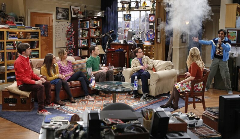Auf Bernadette (Melissa Rauch, 2.v.r.), Howard (Simon Helberg, l.), Sheldon (Jim Parsons, M.), Leonard (Johnny Galecki, 3.v.r.), Penny (Kaley Cuoco, 3.v.l.) und Amy (Mayim Bialik, 2.v.l.) wartet eine von Raj (Kunal Nayyar, r.) entworfene Schnitzeljagd … – Bild: © Warner Brothers