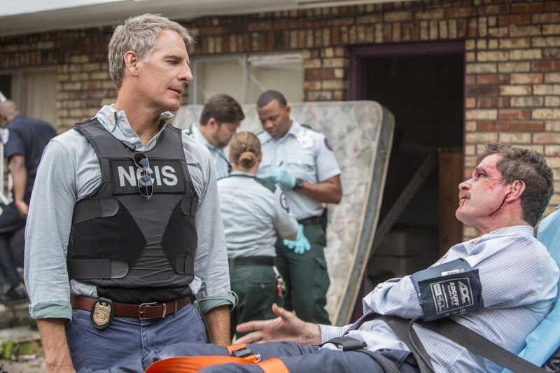 Durch einen entscheidenden Hinweis stößt Pride (Scott Bakula, l.) auf den Maulwurf innerhalb des Systems – Captain Messier (Dylan Walsh, r.) von der Polizei New Orleans … – Bild: CBS Broadcasting, Inc. All Rights Reserved /​ Skip Bolen