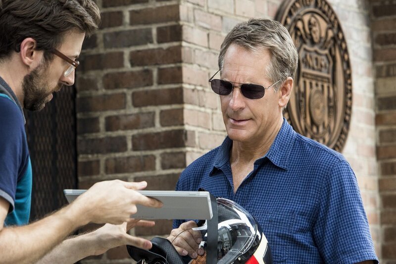 Bei den Ermittlungen kommt ein dunkles Geheimnis einer Kooperation zwischen Navy und CIA bezüglich einer humanitären Mission in Bolivien ans Tageslicht: Sebastian (Rob Kerkovich, l.) und Pride (Scott Bakula, r.) … – Bild: CBS Broadcasting, Inc. All Rights Reserved /​ Skip Bolen