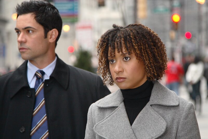 Versuchen einen alten Fall zu lösen: Kat Miller (Tracie Thoms, r.) und Scott Valens (Daniel Pino, l.) … – Bild: Warner Bros. Television