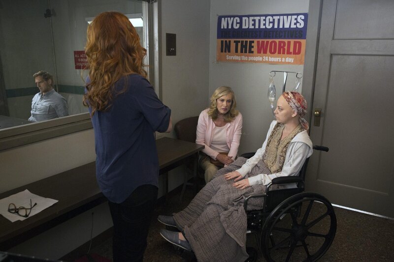 Der Tod einer krebskranken Frau wirft bei Laura (Debra Messing, 2.v.l.) einige Fragen auf. War es Suizid oder Mord? – Bild: Warner Bros. Entertainment, Inc.