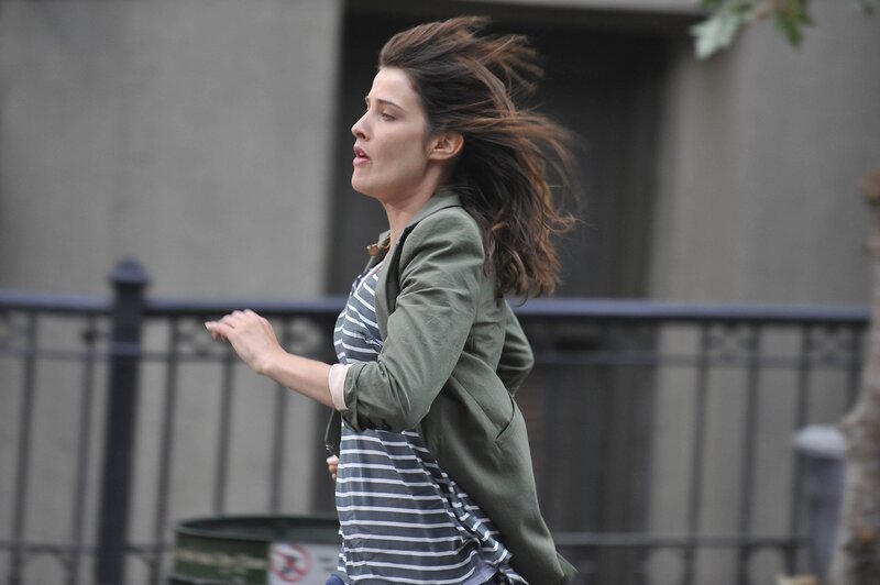 Als Marshall eine SMS von Max, einem Bekannten erhält, der ihm mitteilt, dass Woody Allen in einem Steakhouse in Downtown sitzt, beschließen die Freunde, ein Wettrennen dorthin zu machen. Doch wird Robin (Cobie Smulders) wirklich gewinnen? – Bild: © 20th Century Fox International Television