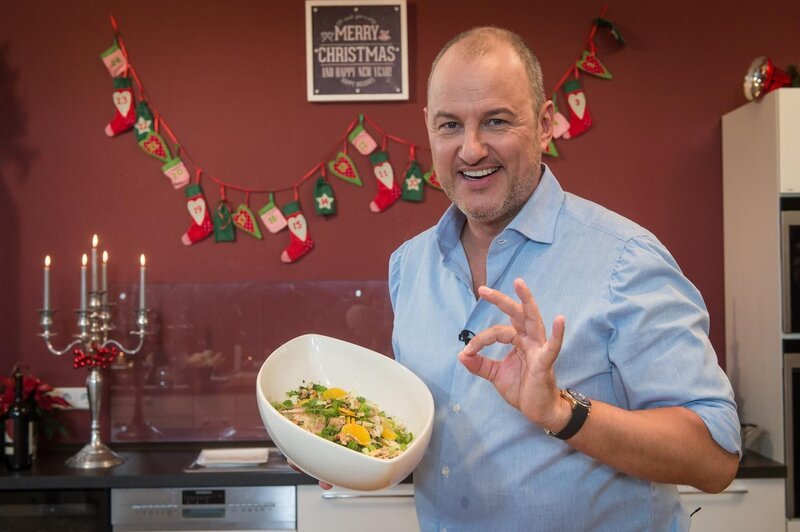 Frank Rosin kocht sein persönliches Lieblings-Drei-Gänge-Menü Schritt für Schritt zum Mitkochen. – Bild: SAT.1 /​ Claudius Pflug
