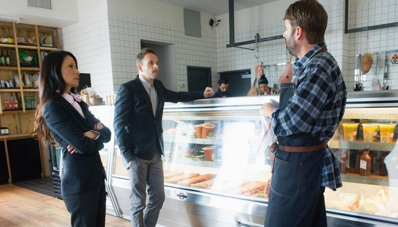 Joan (Lucy Liu, l.) und Sherlock (Jonny Lee Miller, M.) beim Metzger: Wie hängt der Tod eines mit Wurst vergifteten Mannes mit dem Durchbruch einer Produktionsstätte für künstliches Fleisch zusammen? – Bild: CBS Broadcasting, Inc.