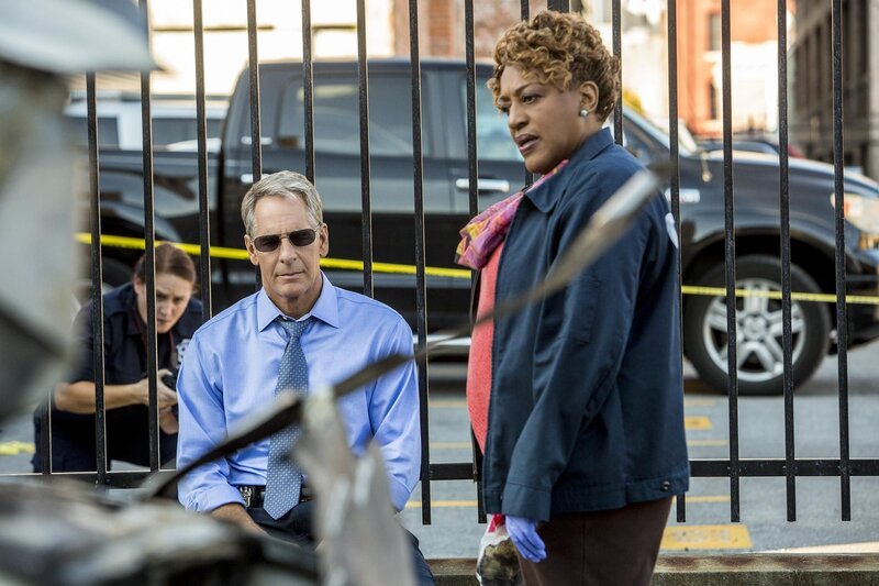 Noch stehen Pride (Scott Bakula, l.) und Wade (CCH Pounder, r.) vor einem Rätsel in ihrem aktuellen Fall … – Bild: CBS Broadcasting, Inc. All Rights Reserved /​ Skip Bolen