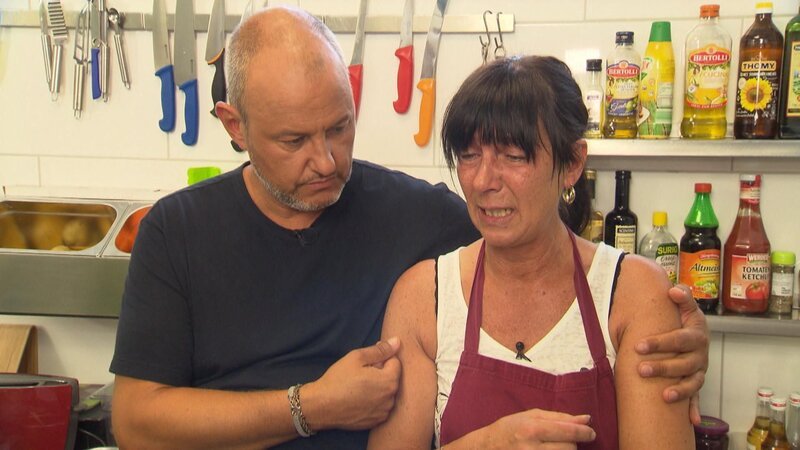 Sternekoch Frank Rosin (l.) stattet Lydia Aghegyi (r.) und ihrem „Gasthaus Zum Eck“ einen Besuch ab, denn die Gäste bleiben aus. Kann Frank Rosin ihr wirklich wieder auf die Beine helfen? – Bild: Kabel Eins