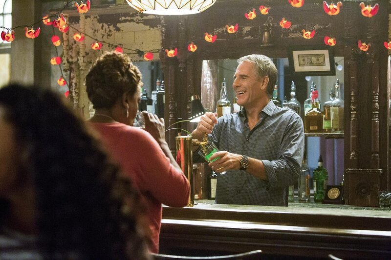 Verbringen Thanksgiving zusammen in Prides Bar: Wade (CCH Pounder, r.), Pride (Scott Bakula, r.) und das restliche Team … – Bild: CBS Broadcasting, Inc. All Rights Reserved /​ Skip Bolen