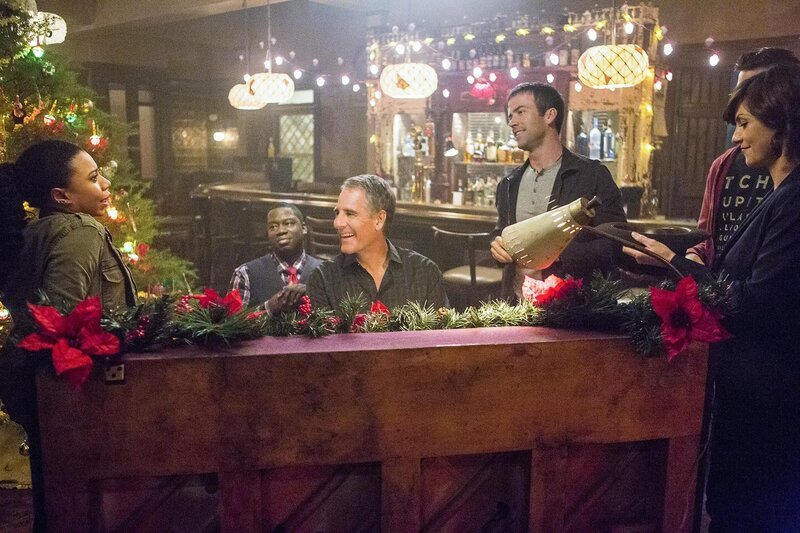 Ahnen noch nicht, dass gleich ein guter Bekannter verdächtigt wird, jemanden getötet zu haben: (v.l.n.r.) Sonja (Shalita Grant), Patton (Daryl Mitchell), Pride (Scott Bakula), LaSalle (Lucas Black), Sebastian (Rob Kerkovich) und Brody (Zoe McLellan) … – Bild: CBS Broadcasting, Inc. All Rights Reserved /​ Skip Bolen
