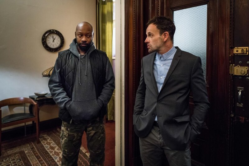 Wettlauf gegen die Zeit: Schafft Holmes (Jonny Lee Miller, r.) es nicht, den wahren Mörder zu überführen, muss der unschuldige Shinwell (Nelsan Ellis, l.) zurück ins Gefängnis … – Bild: CBS Broadcasting Inc. /​ Michael Parmelee