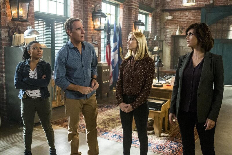 Arbeiten bezirksübergreifend zusammen, um ihren neusten Fall zu klären: Sonja (Shalita Grant, l.), Special Agent Pride (Scott Bakula, 2.v.l.), Bishop (Emily Wickersham, 2.v.r.) und Merri (Zoe McLellan, r.) … – Bild: CBS Broadcasting, Inc.