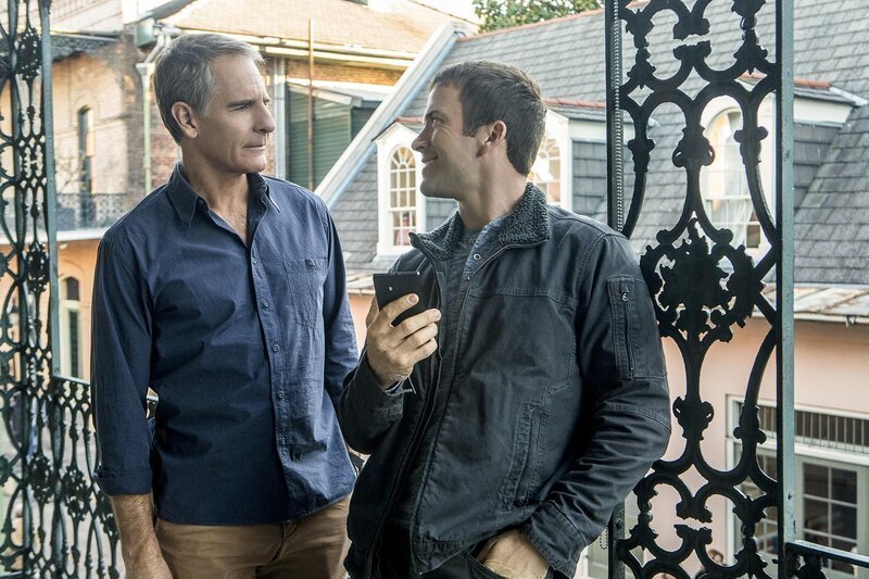 Pride (Scott Bakula, l.) und LaSalle (Lucas Black, r.) werden in ein Migrationsdrama hineingezogen, als sie den Mord an einem Unteroffizier aufklären wollen … – Bild: CBS Broadcasting, Inc. All Rights Reserved