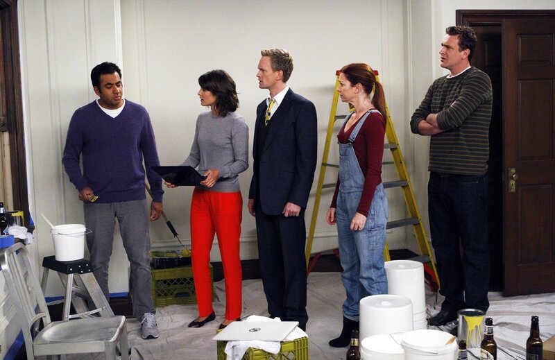 Wollen gemeinsam das Babyzimmer streichen: (v.l.n.r.) Kevin (Kal Penn), Robin (Cobie Smulders), Barney (Neil Patrick Harris), Lily (Alyson Hannigan) und Marshall (Jason Segel) … – Bild: 20th Century Fox International Television