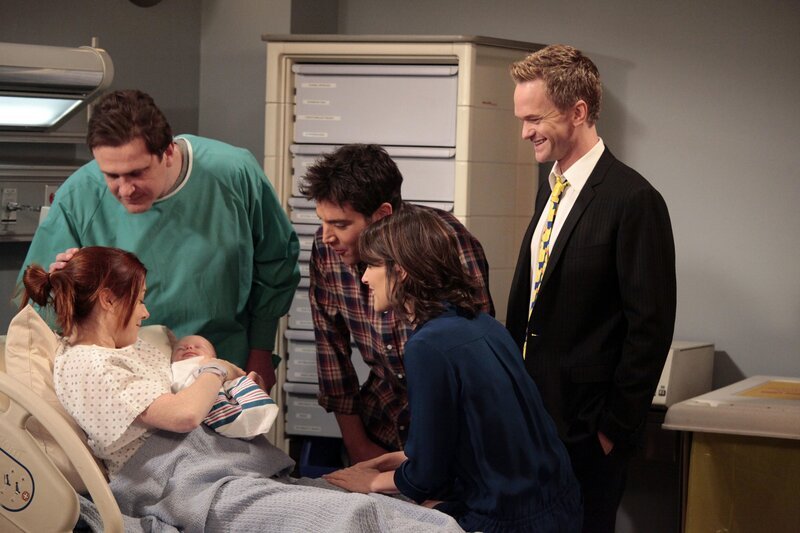 Endlich ist es so weit und der Nachwuchs von Lily und Marshall ist da: Ted, Marshall, Barney, Lily und Robin. – Bild: 20th Century Fox International Television