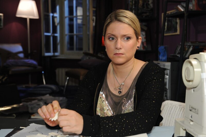 Geht in die Offensive, um Enriques Vertrauen zurückzugewinnen, doch der zieht sich verletzt von ihr zurück: Anna (Jeanette Biedermann) … – Bild: SAT.1