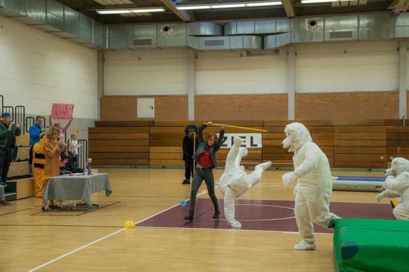 Als Schüsse fallen, wird die Maskottchen-Olympiade zur wilden Verfolgungsjagd. Elena (Annika Ernst (M.) schreitet ein … – Bild: SAT.1 /​ Wolfgang Ennenbach
