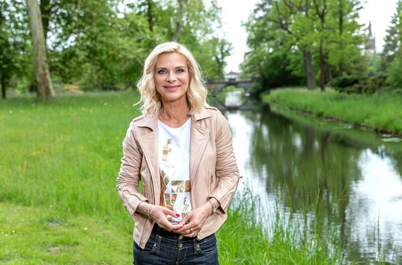 Uta Bresan präsentiert wieder ein „Wunderbares Schlagerland“. Im Mittelpunkt stehen wunderschöne Landschaften und bezaubernde Orte. – Bild: rbb/​MDR/​Tom Schulze