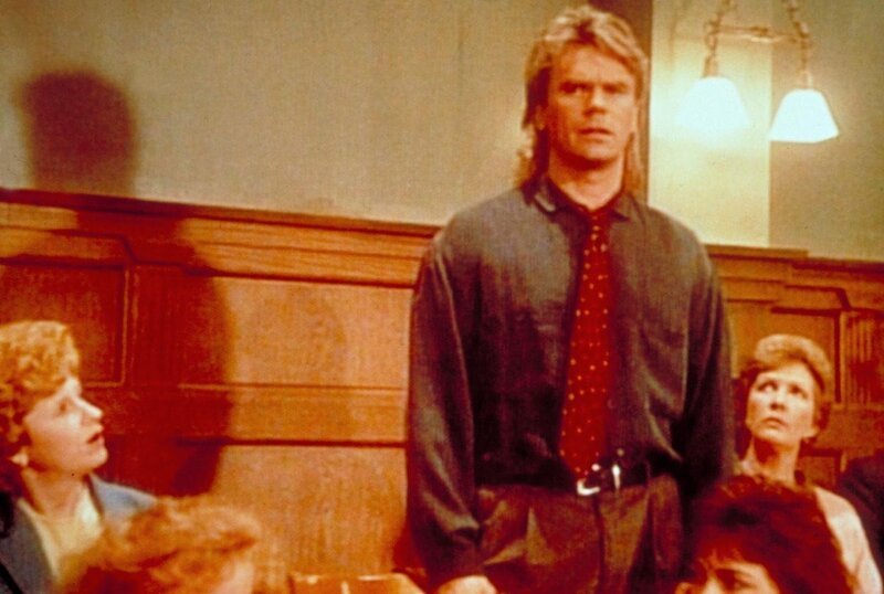 MacGyver (Richard Dean Anderson, M.) gesteht im Gerichtssaal, dass er sich unerlaubt aus dem Hotel, in dem die Geschworenen abgeschottet waren, entfernt hat. – Bild: ProSieben Media AG