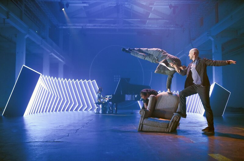 Vanessa Wagner spielt die „Etudes for Piano“ von Philip Glass, begleitet von Tänzern der Compagnie Accrorap. Durch ihre repetitive und beständige Ausarbeitung hinterfragt die gefühlvolle Musik die Vorstellungen von Raum und Zeit. – Bild: Véronique Fel