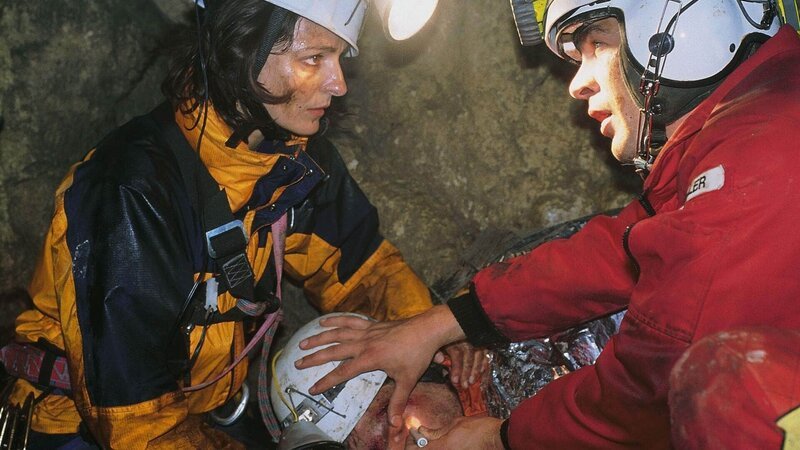 Thomas Wächter (Wolfgang Krewe, re.) versorgt den in der Höhle verunglückten Marc Sommer (Siegfried Terpoorten) unter den besorgten Augen von Elke Stein (Elsa Hanewinkel). – Bild: RTL