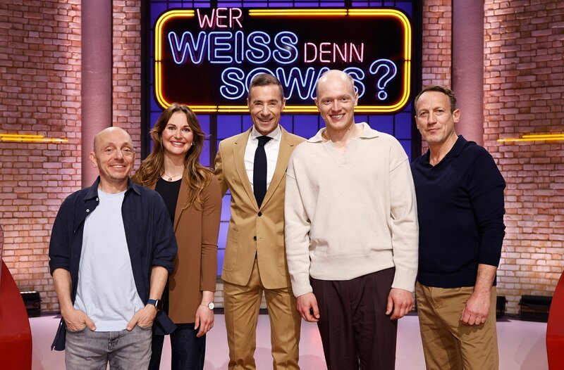 Moderator Kai Pflaume (M.) und seine Rateteam-Kapitäne Bernhard Hoëcker (l.) und Wotan Wilke Möhring (r.) begrüßen in dieser Sendung die Rennrodlerin und Olympiasiegerin Julia Taubitz (2.v.l.) und den Rennrodler und Olympiasieger Max Langenhan (2.v.r.). – Bild: ARD/​NDR/​UFA SHOW & FACTUAL/​Morris Mac Matzen