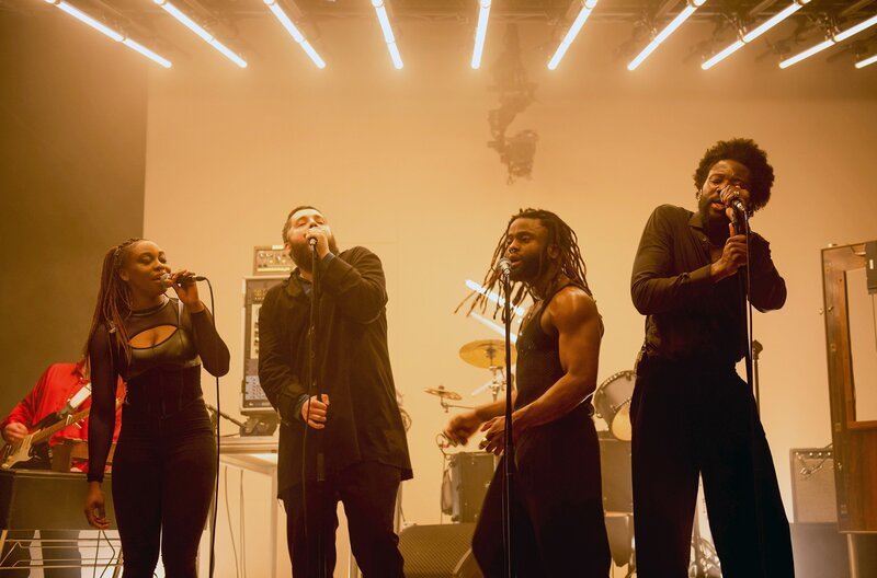 Alloysious Massaquoi, Kayus Bankole und Graham Hastings (v.r.) präsentieren zusammen mit Amber Joy die Titel ihres neuen Albums „Heavy Heavy“ bei einem Live-Gig in Paris. – Bild: Walter Films