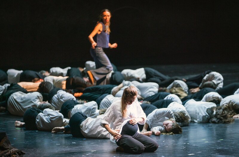 Verschmelzung der Kunstformen: Die selten aufgeführten Werke Mozarts – etwa "Zaide" – werden durch poetische Texte, tänzerische Elemente und Videoprojektionen ergänzt. – Bild: Lea Desandre/​Persada