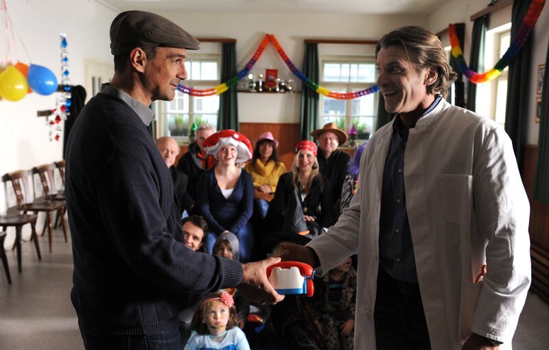 Mike und Sebastian führen einen Sketch beim Pfarrfasching auf. Von links: Mike Preissinger (Harry Blank) und Sebastian Wildner (Herbert Ulrich). – Bild: BR/​Marco Orlando Pichler