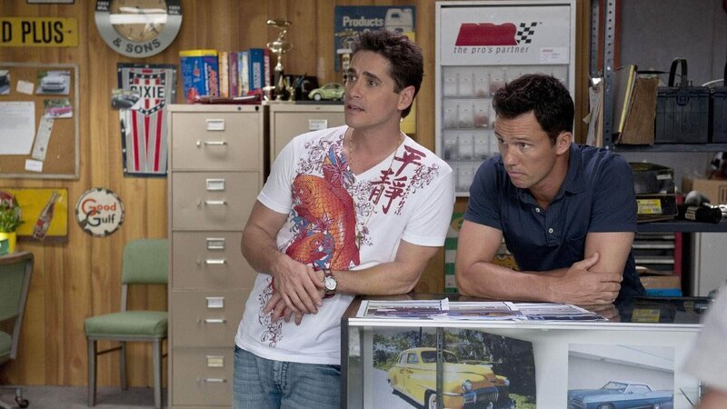 Ein Auto mit 20 Kilo Heroin ist spurlos verschwunden. Die Brüder Nate (Seth Peterson, l.) und Michael Westen (Jeffrey Donovan) begeben sich auf die Suche. – Bild: RTL /​USA Network /​ Glenn Watson