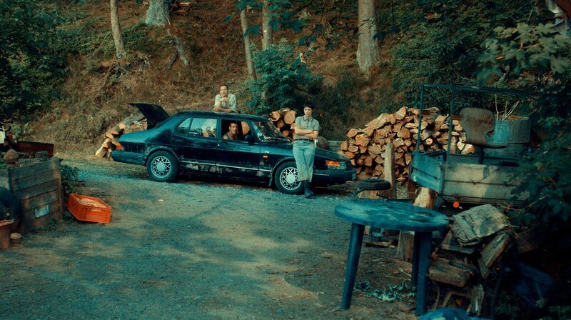 Die Kopfgeldjäger (vlnr.: Gerdy Zint als Kopfgeldjäger, Paul Boche als Jerry & Katharina Nesytowa als Juliette) warten vor dem Haus ihrer Kundin. – Bild: MDR/​HFF Konrad Wolf/​Stephan Busk