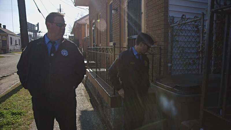 Detective Travis Ward kehrt zusammen mit Detective Barrere an den Tatort zurück, um das Überwachungsmaterial zu sichten. – Bild: Crime + Investigation /​ A+E Networks