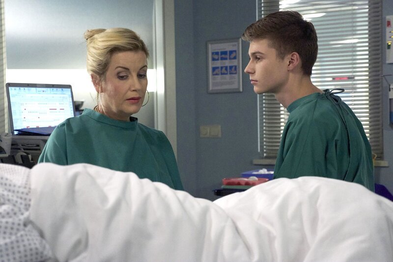 Sarah Marquardt (Alexa Maria Surholt) glaubt, dass ihre Mutter die Schmerzen nach der OP nur vorspielt, um ihren Leipzig-Aufenthalt zu verlängern oder möglicherweise sogar ab jetzt in Leipzig bei ihrer Tochter und ihrem Enkel Bastian (Johann Lukas Sickert) zu wohnen. Während Bastian sich das gut vorstellen kann, seine Oma um sich zu haben, prophezeit Sarah Sodom und Gomorra. – Bild: BR/​MDR/​Saxonia/​Rudolf Wernicke /​ Rudolf Wernicke