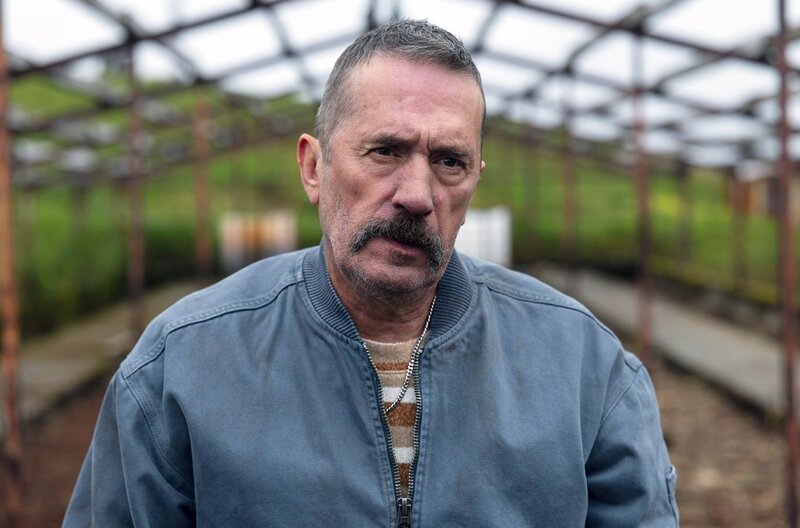 Jónas stellt seinem ehemaligen Mithäftling Kristján (Þröstur Leó Gunnarsson) seinen Plan vom eigenen Restaurant vor. Kristján willigt ein und vermittelt Jónas nicht ganz uneigennützig ein Lokal. – Bild: ARTE F /​ Jónatan Grétarsson