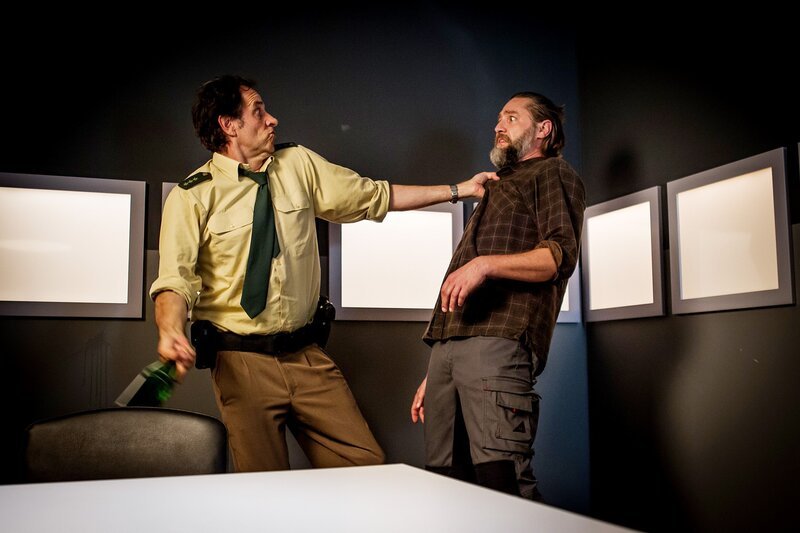 Staller (Helmfried von Lüttichau, l.) demonstriert Franz Moser (Nicki von Tempelhoff, r.) sehr anschaulich, wie er sich den Tathergang vorstellt. – Bild: Christian Hirschhäuser