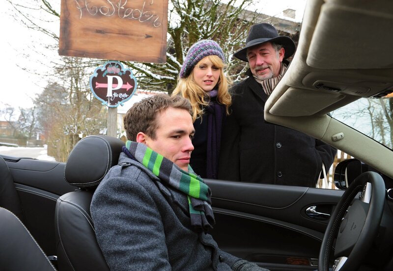 Rosalies (Natalie Alison, M.) Versuch Xaver (Jan van Weyde, l.) zu manipulieren, schlägt fehl. Julius (Michele Oliveri, r.) ahnt nicht, dass seine Tochter mal wieder ein Spielchen treibt. – Bild: ARD/​Ann Paur