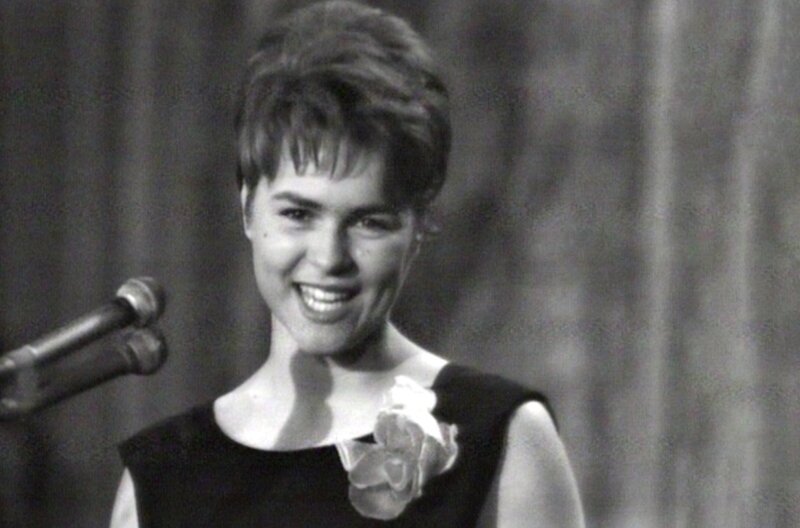 Diese Zeit war eine Blütezeit des Schlagers, in dessen Texte sich die Gefühle von Freiheit und Unbeschwertheit widerspiegeln. Zu sehen sind rare Aufnahmen u.a. von Roland W. mit „Monja“, Belina mit ihrer Version von „Weiße Rosen aus Athen“ und Jan & Kjeld mit dem „Banjo Boy“. Fehlen dürfen natürlich nicht die Klassiker, u.v.a. mit Conny Froboess. – Bild: SWR