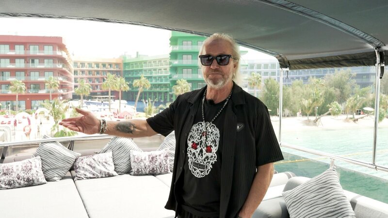 Vor der Taufe der „Indigo Star“ kämpfen Carmen und Davina mit Katerstimmung. Bei Wellengang startet die Jungfernfahrt 2.0. Vor dem „Monaco Hotel“ soll Carmen die Champagnerflasche zerschlagen, während Robert sich über falsche Fahnen ärgert. – Bild: RTLZWEI, Geiss TV