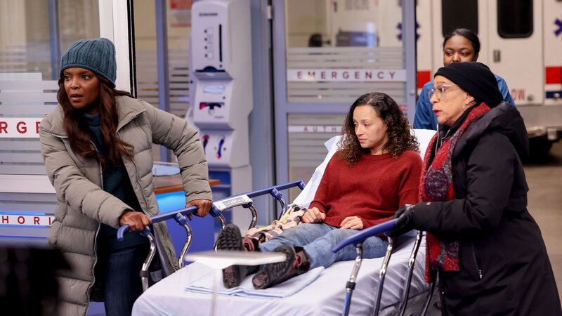 Chicago Med Staffel 8 Folge 12 Sie versorgen das Opfer einer Fahrerflucht: Marlyne Barrett als Maggie Lockwood, S. Epatha Merkerson Sharon Goodwin – Bild: SRF/​NBC Universal