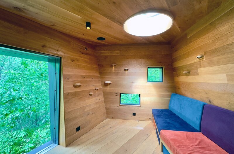 In der fast märchenhaften Atmosphäre der Waldkrankenzimmer findet Therapie viel entspannter statt. Vor allem Kindern fällt es deutlich leichter, sich hier zu öffnen. – Bild: BR/​Sabine Reeh