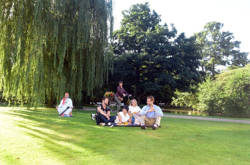 v.l.n.r. Hannes (Claus-Dieter Clausnitzer) meditiert, David (Arne Rudolf), Ellen (Yun Huan), Sara (Antonia Jungwirth) und Simon (Thore Lüthje) genießen den Sommertag. Merle (Anja Franke, im HG) radelt vorbei. Szene aus dem Vorspann zur 18. Staffel Rote Rosen. – Bild: ARD/​Nicole Manthey /​ ARD-Programmdirektion