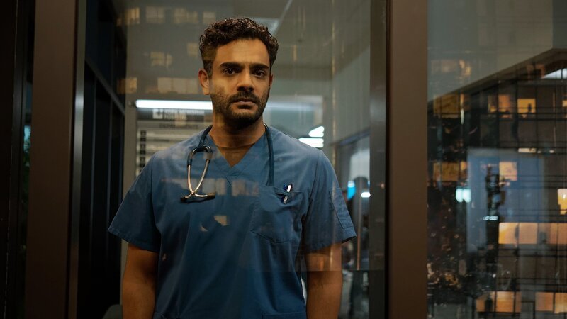 Die bevorstehende Herztransplantation macht sie nervös: Laurence Leboeuf als Magalie Leblanc – Bild: SRF/​NBC