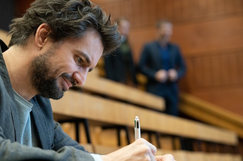 Felix „Einstein“ Winterberg (Tom Beck). – Bild: SAT.1 /​ Wolfgang Ennenbach