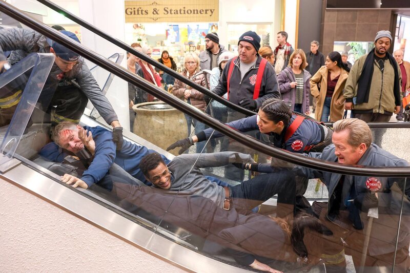 Chicago Fire Staffel 10 Folge 12 Rettungsaktion: Alberto Rosende als Gallo (l.), Miranda Rae Mayo als Stella Kidd (2.v.r.), Christian Stolte als Mouch (r. unten) – Bild: SRF/​NBC Universal