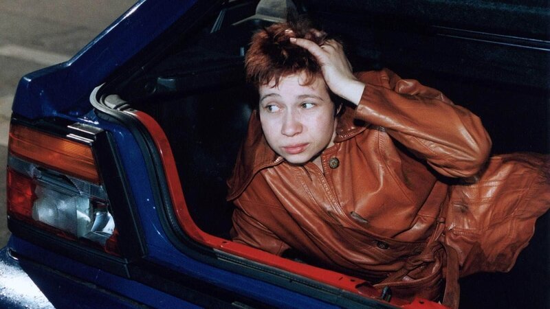 Olli hat Conny (Kristin Lenhardt) in Juttas Kofferraum versteckt, um sie aus Reutlitz herauszuschmuggeln. Wird sein Plan gelingen? – Bild: RTL