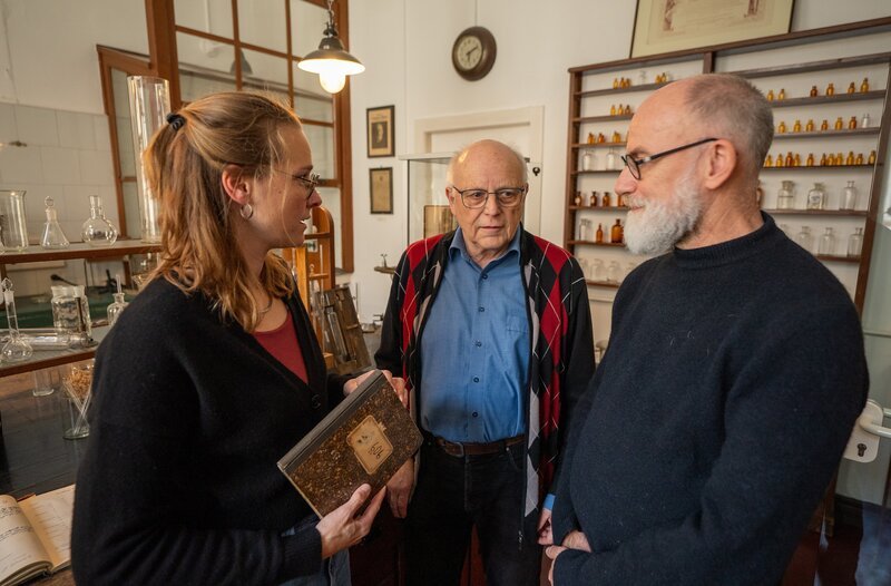 Syphilis – Eine intime Geschichte Y-History Ein Film von Helena Brinkmann Helena Brinkmann besucht den Ort in Frankfurt, an dem das erste wirksame Medikament gegen die Syphilis erfunden wurde – hier im Gespräch mit Arzt Thomas Lutz und Dr. Klaus Cussler (Mitte), der sich um das historische Labor kümmert. – Bild: HR/​Michael Reichert