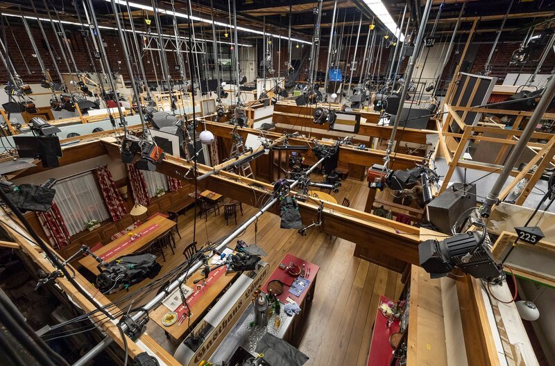 Die Fallers – Die SWR Schwarzwaldserie sonntags um 19:15 Uhr im SWR Fernsehen. Fallers-Studio 4, Ansicht von oben: Nebenraum im  Gasthaus „Zum Löwen“. – Bild: SWR/​Stephanie Schweigert /​ SWR-Pressestelle/​Fotoredaktion