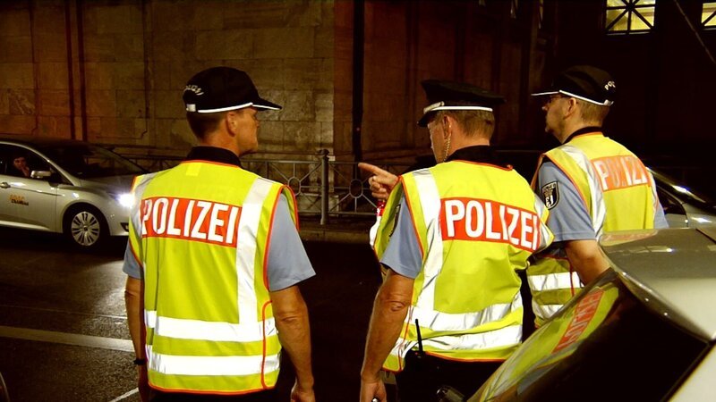 Die Beamten besprechen sich vor Ort. – Bild: MG RTL D