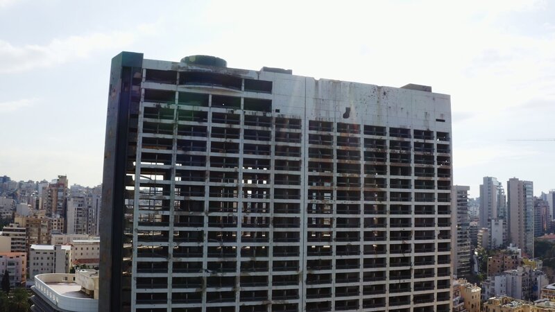 Das Holiday Inn in Beirut: Einst beliebt bei Touristen und Journalisten vor dem Bürgerkrieg, wird 1976 wegen seiner Höhe und Blicke eine hart umkämpfte strategische Bastion libanesischer Milizen. – Bild: WeltN24 GmbH