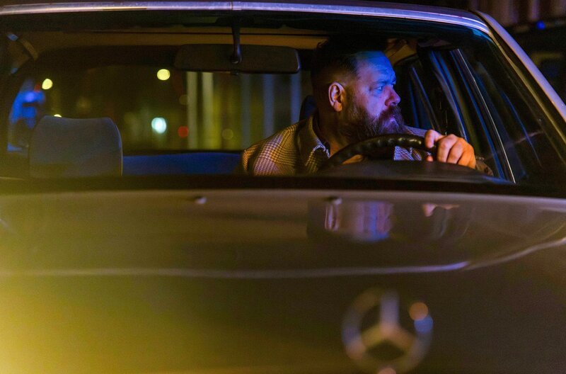 Jónas (Ólafur Darri Ólafsson) bangt am Unfallort um Júlía. Doch war das Ganze überhaupt ein Unfall? – Bild: Jónatan Grétarsson